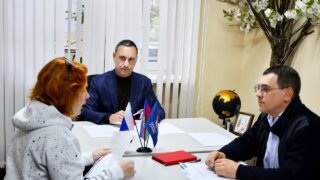 Свалки, льготы и капремонт: о чем сочинцы говорили на приеме у депутата Теплякова