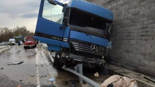 На Кубани женщина за рулем «Оки» чудом выжила после столкновения с фурой