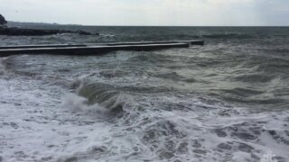 Сотрудники МЧС спасли взрослых и ребенка из затопленного цокольного помещения