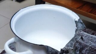 Спасатели в Сочи сняли с головы 11-месячной девочки железную кастрюлю