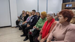 Женщин Краснодара с Днем матери поздравили молодогвардейцы