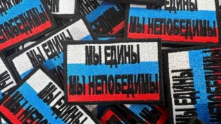 Кубанским бойцам в зоне СВО передали памятные шевроны