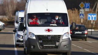 Двухлетний малыш выпал из окна многоэтажки в Краснодаре, пока мать была на кухне