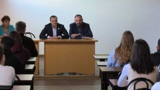 Депутат ЗСК Антон Аверьянов обсудил со студентами важность Конституции РФ