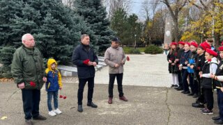 Депутаты, школьники и ветераны возложили цветы к памятнику Героев битвы за Кубань