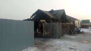 В регионе России бабушка с двумя внуками погибла в доме из-за вспыхнувшей гирлянды на елке