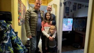 Депутат ЗСК Станислав Гринев подарил новогодние подарки многодетной семье