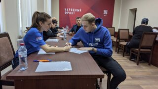 Волонтеры «Молодой гвардии» участвуют в сборе подписей в поддержку президента