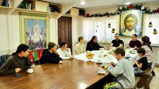 Детей в сочинском приюте при храме поздравил с наступающими праздниками депутат Тепляков