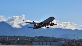 Закурил на борту самолета: авиарейс из Сочи в Санкт-Петербург задержали из-за хулигана