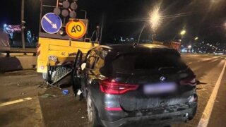 В Сочи BMW влетел в спецтехнику на дороге, водитель погиб