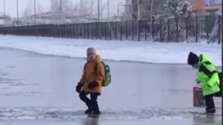 Прокуратура выясняет, почему дети в Динском районе добираются до школы по огромным лужам