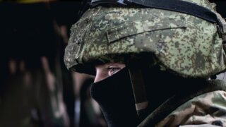 Депутат Антон Аверьянов по просьбе семьи участника СВО передал ему рацию