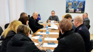 Жители Сочи просят депутата Теплякова решить вопрос с парковкой грузовиков вблизи детского учреждения