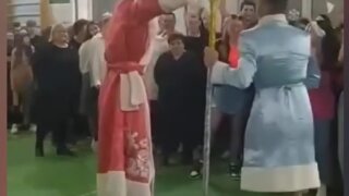 В школе Динского района, где ученик переоделся в Снегурочку, не усмотрели ничего порочного в выступлении ребят