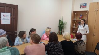 От сахарного диабета до гормональных сбоев: волонтеры прочли лекции для пенсионеров Краснодара