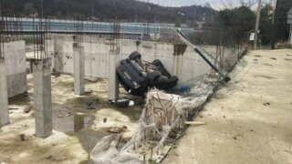 Женщина за рулем BMW в Сочи вылетела в котлован строящегося дома