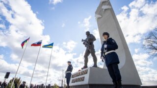 К мемориалу в честь героев СВО в Анапе несут цветы