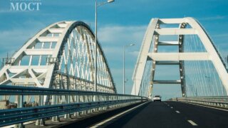 В очереди на подъездах к Крымскому мосты скопилось около 100 машин