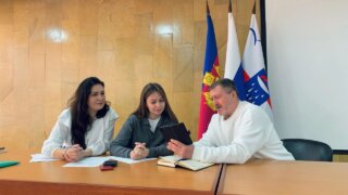 От благоустройства до «заброшек»: сочинцы обратились к депутату ЗСК Юнанову со своими вопросами