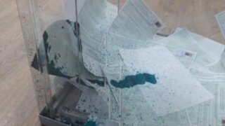 Следком в Сочи возбудил уголовное дело в отношении женщины, вылившей краску в урну для бюллетеней