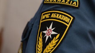 Туристка из Сочи скончалась в больнице после падения с 50-метровой высоты в Абхазии