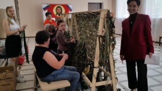 В Кавказском районе при поддержке депутата Очкаласовой плетут маскировочные сети для бойцов СВО