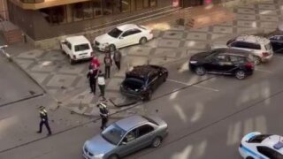 Полицейские в Краснодаре ищут водителя Volkswagen, устроившего ДТП во дворе дома (ВИДЕО)