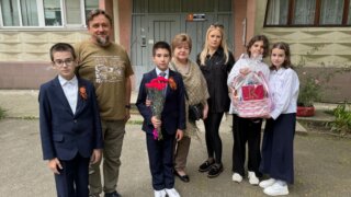 Вероника Иванчикова с учениками сочинской школы поздравили семью ветеран