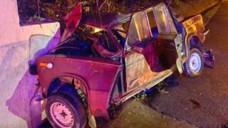 В Сочи водитель отечественной легковушки разбился насмерть, протаранив бетонный отбойник