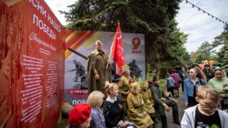 Анапчане и гости города плетут в сквере Гудовича маскировочные сети для бойцов СВО (ФОТО)