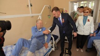 Военных в госпитале навестили мэр Краснодара и председатель гордумы