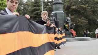 Жители Краснодара развернули двухкилометровую Георгиевскую ленту