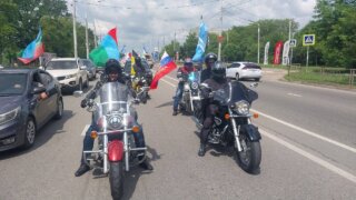 Краснодарцы с флагами российских республик на авто и мотоциклах промчались по улицам города