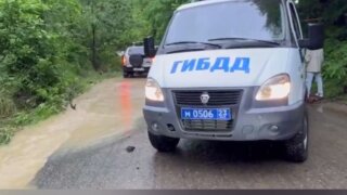 Сель сошел на дорогу в Сочи, заблокировав автобус с людьми (ВИДЕО)