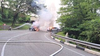 Два автомобиля загорелись на трассе в Сочи после ДТП