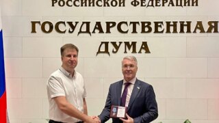 Депутату Госдумы Кузнецову за многолетнее сотрудничество вручили юбилейную медаль «30 лет ФНПР»