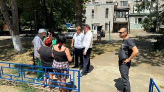 Депутаты ЗСК проверили установку детского игрового оборудования