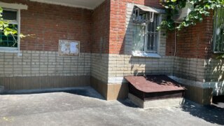 Депутат гордумы Краснодара помог отремонтировать цоколь дома