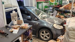 Перепутала педали: иномарка влетела в продуктовый магазин в станице Благовещенской