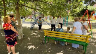 Депутат ЗСК Станислав Гринев проверил ход установки нового игрового оборудования