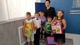 Депутат ЗСК по 17 избирательному округу Татьяна Очкаласова участвует в акции «Собери ребенка в школу»