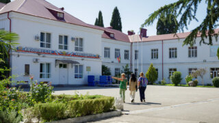 Стало известно, с какой целью помощники депутата ЗСК Невзоровой посетили школу в Сочи