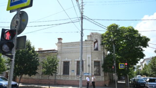По старинным фото в Краснодаре восстановили крыши на двух зданиях