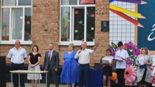 Депутат Госдумы Эдуард Кузнецов поздравил школьников в станице Павловской