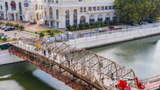 В Сочи завершается создание пешеходного моста «Волшебный лист»