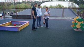 В Краснодаре депутаты помогли благоустроить детскую площадку