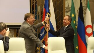 Глава кубанского парламента Юрий Бурлачко принял флаг и полномочия председателя ЮРПА