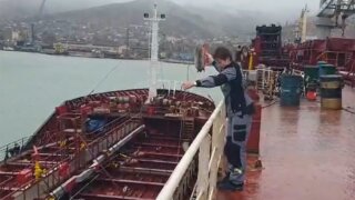 С иностранного судна произошел разлив нефти в порту Новороссийска