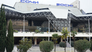 В аэропорту Сочи задержали полицейских за взятку за iPhone из Дубая